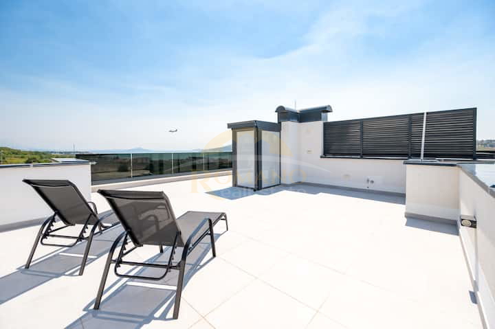 Dvosobni penthouse v Trogirju s strešno teraso